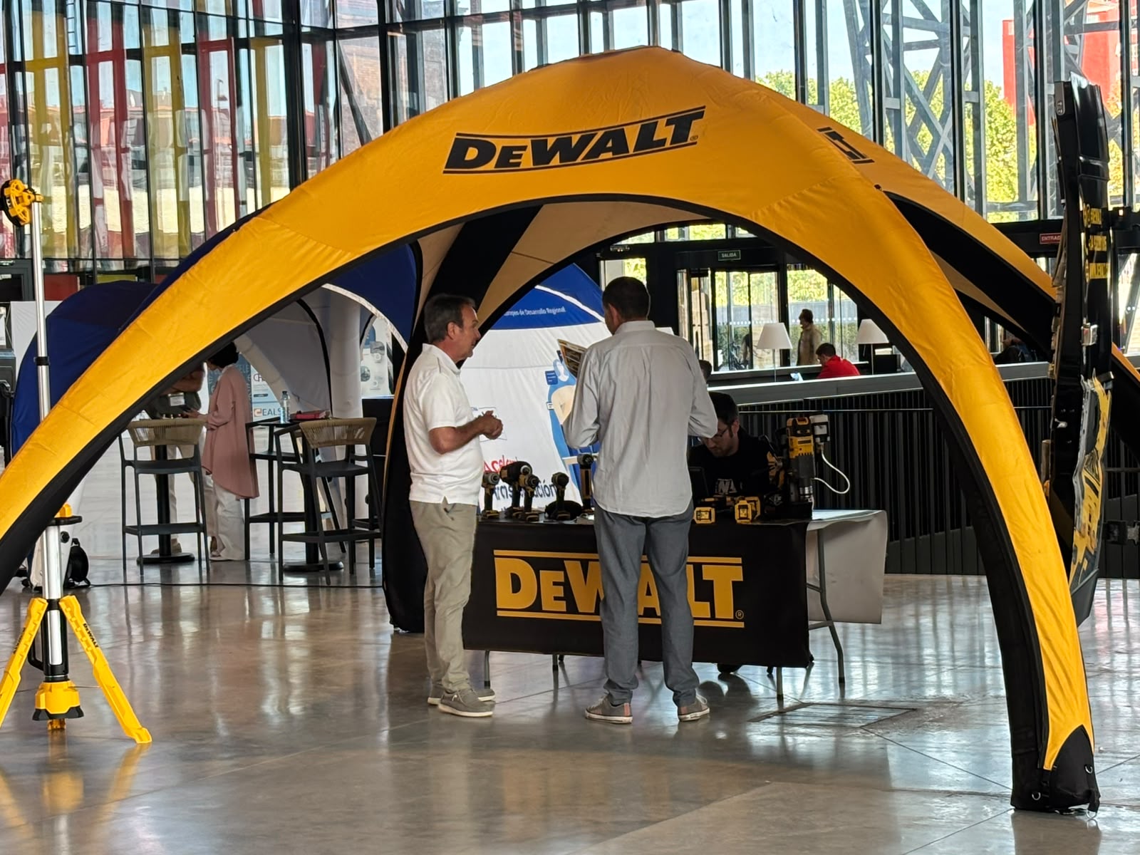 Puesto Dewalt junto a Comercial Silva en la feria León Clima Verde 2026