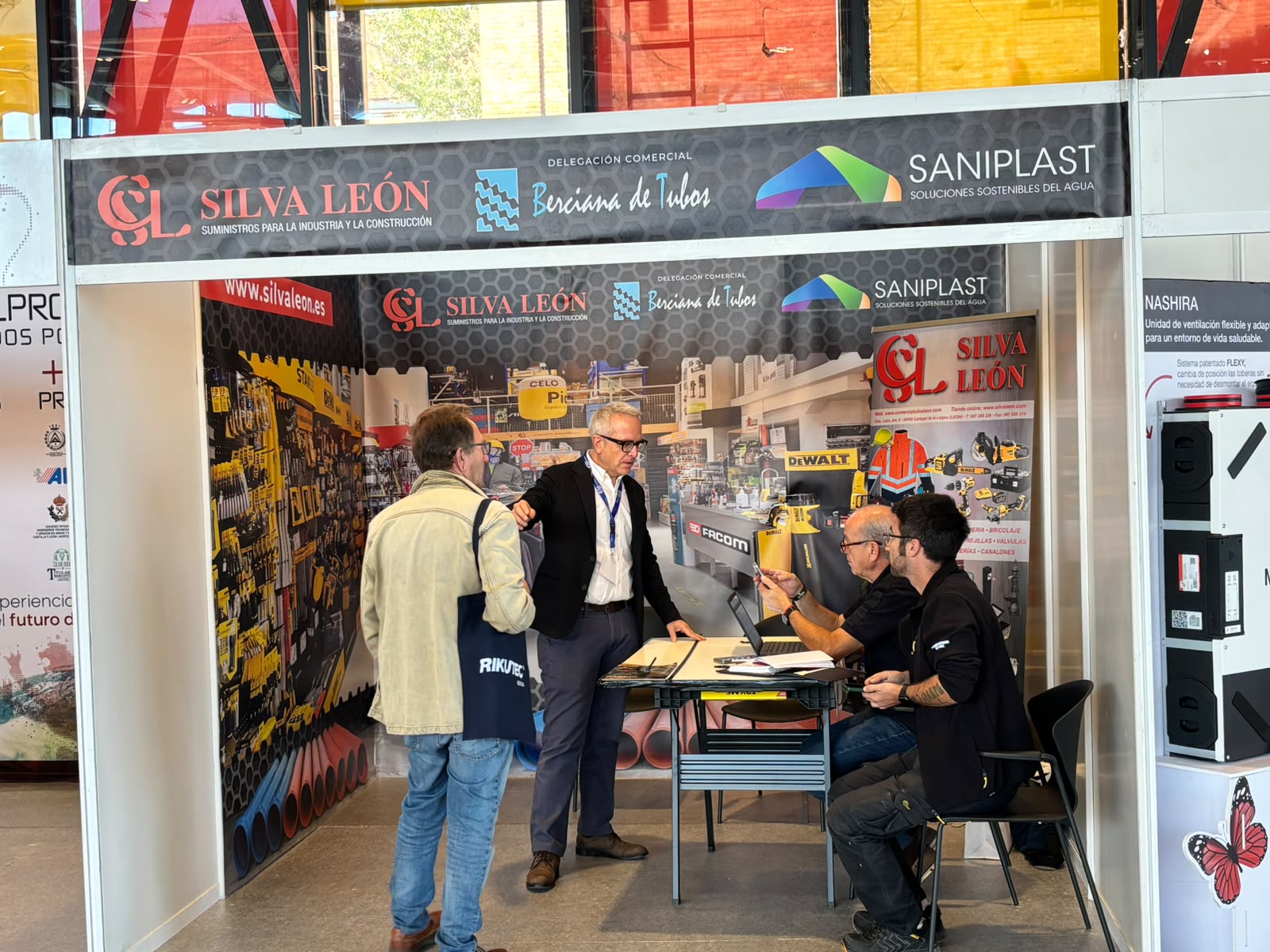 Stand de Comercial Silva León en la Feria León Clima Verde 2026